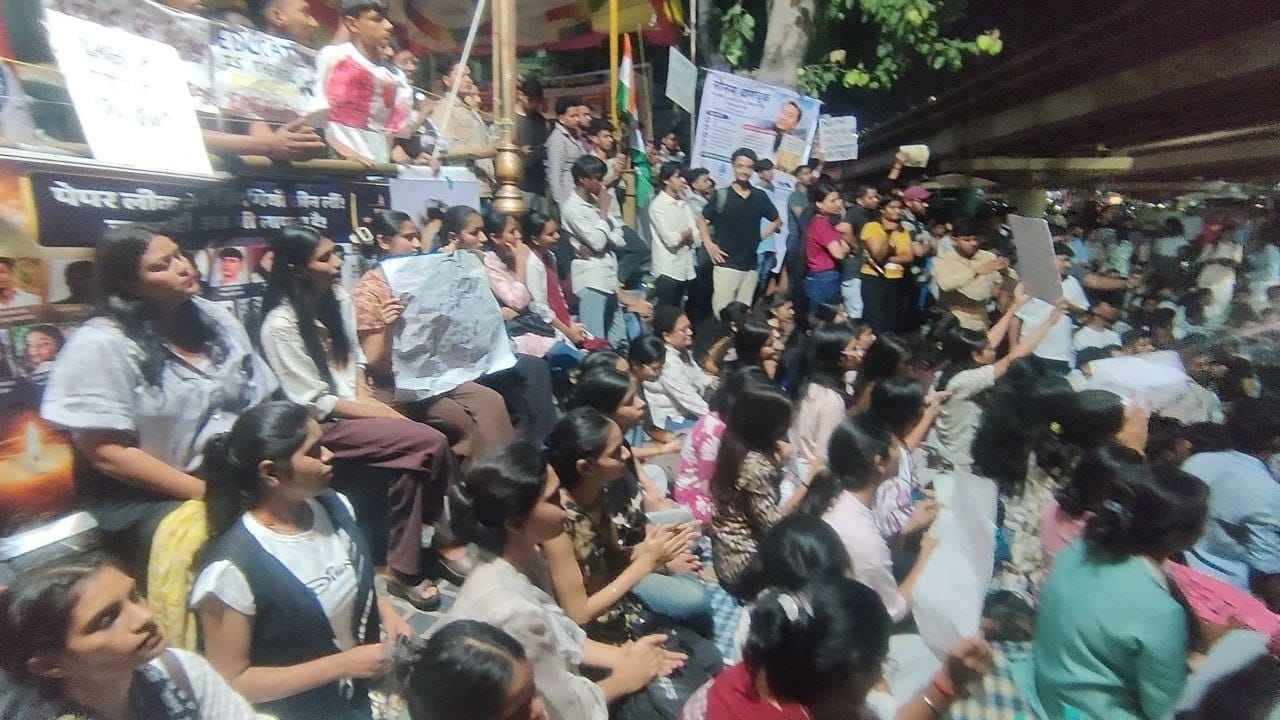 रातभर से धरने पर बैठे हैं छात्र।
