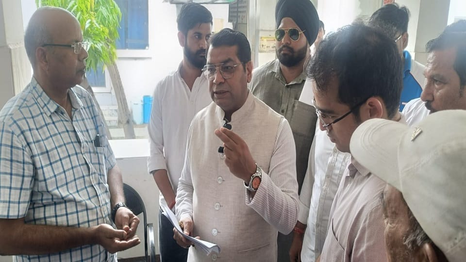 MLA Shiv Arora inspected the facilities for patients in Rudrapur hospital
