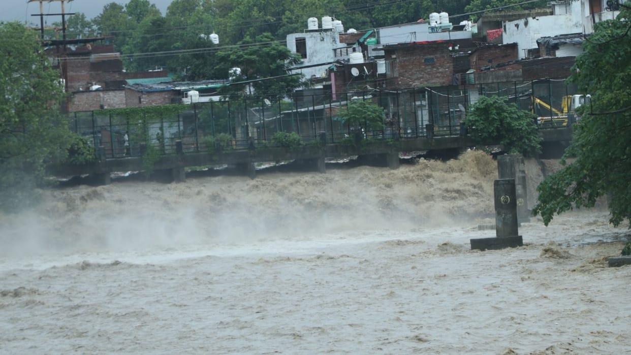 Uttarakhand Weather Dehradun Police Tightens Vigil at River Picnic Spots During Monsoon Warns of Strict Action