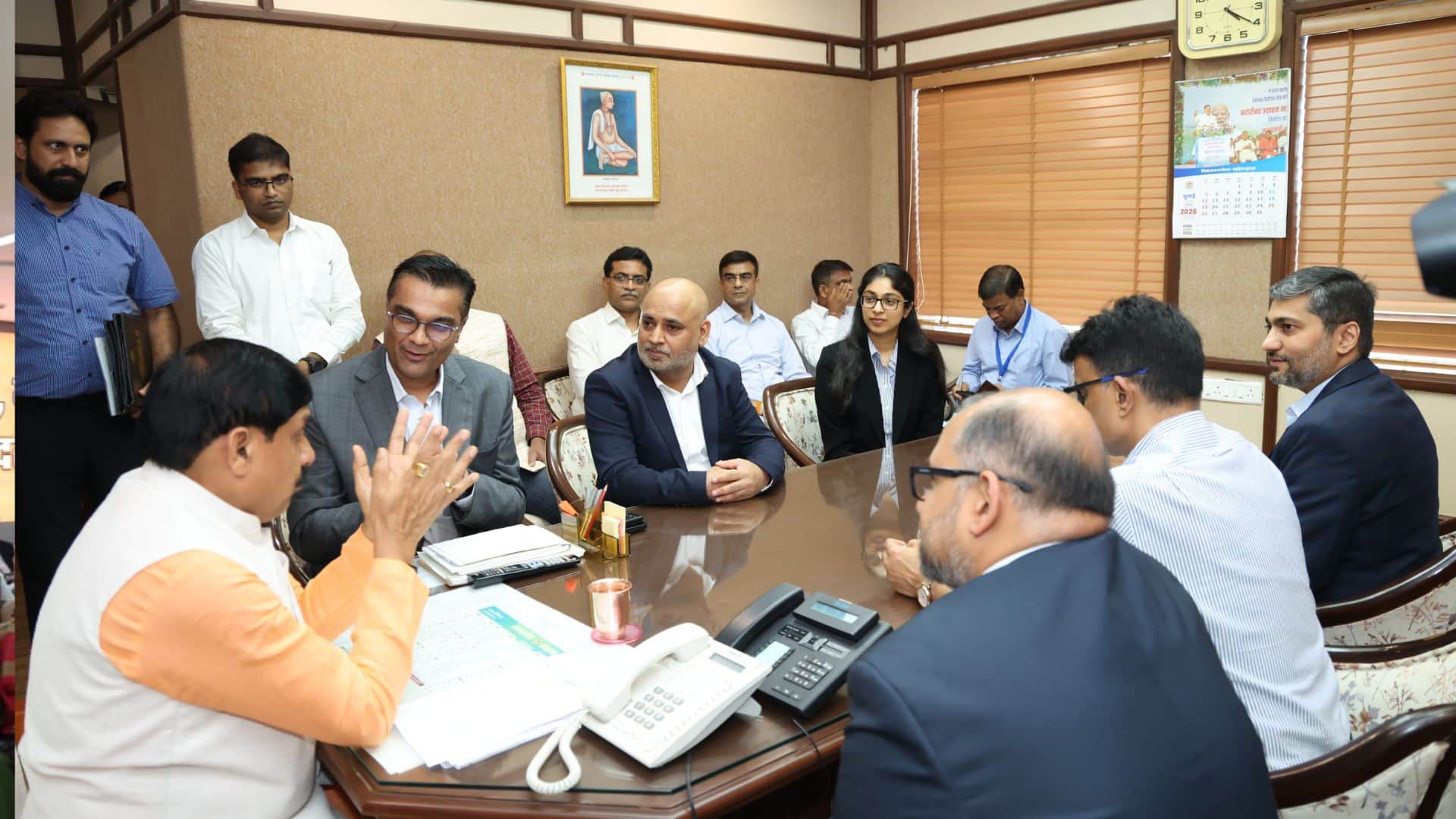 सीएम के साथ पारस डिफेंस एंड स्पेस टेक्नोलॉजीज लिमिटेड के अधिकारी चर्चा करते हुए