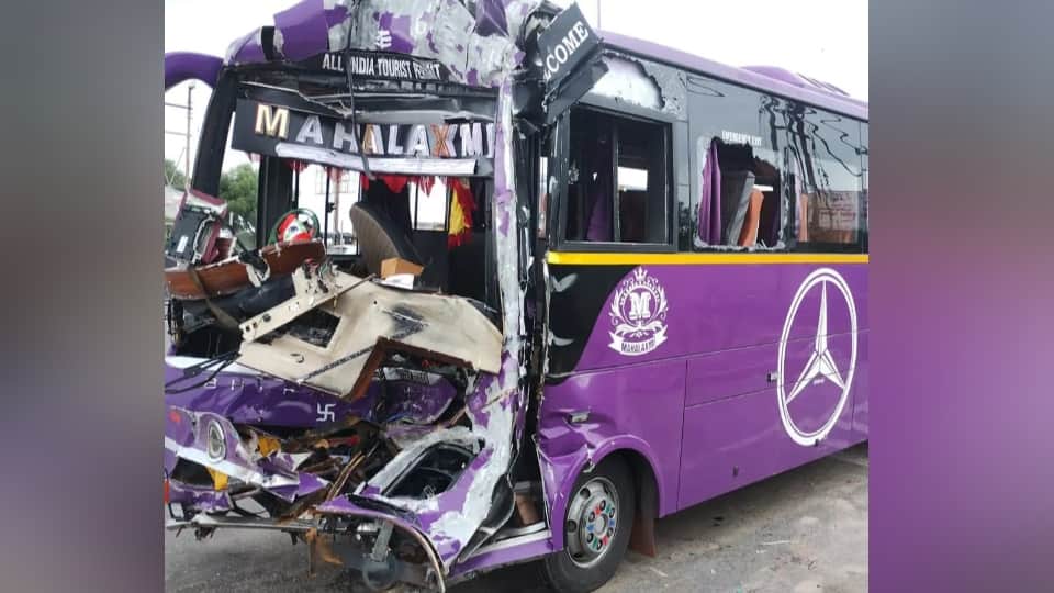 ट्रक की टक्कर से क्षतिग्रस्त बस।