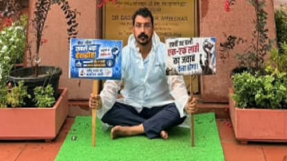 धरने पर बैठे सांसद चंद्रशेखर।