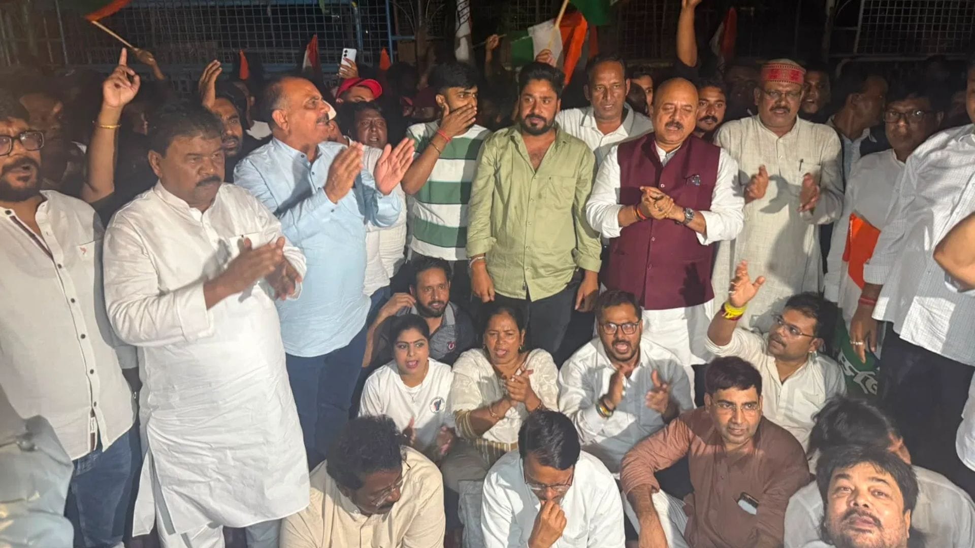 धरना प्रदर्शन करते कांग्रेसी नेता और मंत्री