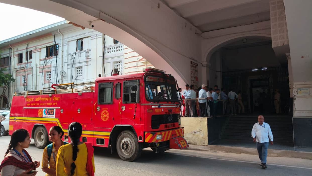 Fire at Old Secretariat during Assembly session short circuit causes panic bihar news