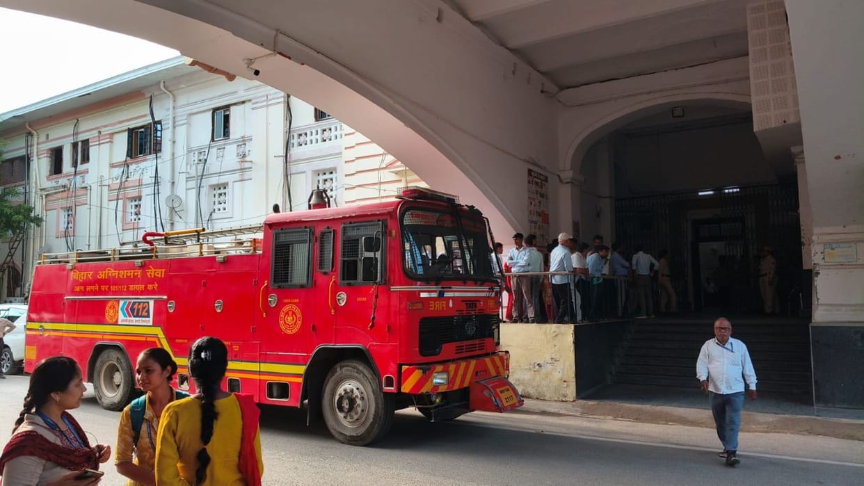 Fire at Old Secretariat during Assembly session short circuit causes panic bihar news