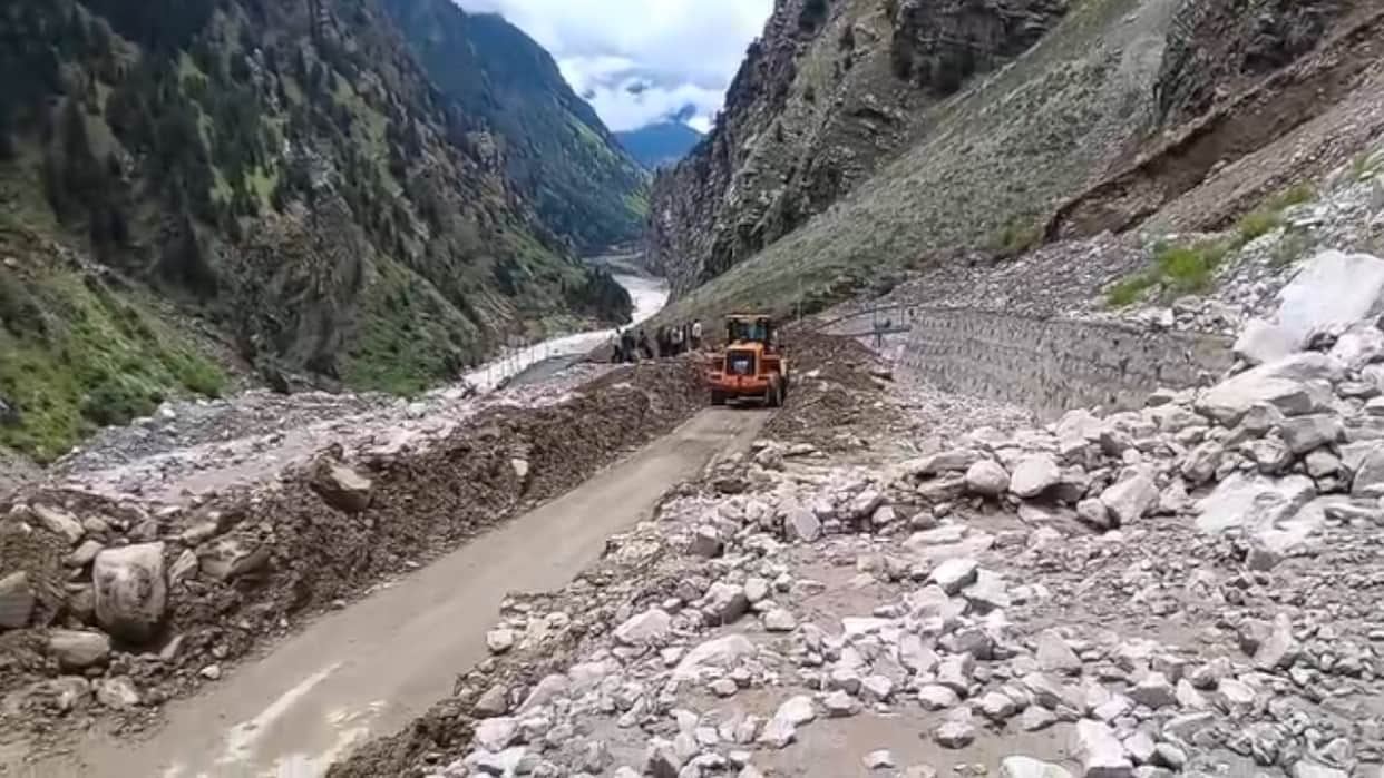 Uttarakhand Weather 84 roads closed in state river water levels  also risen yamunotri gangotri highway update