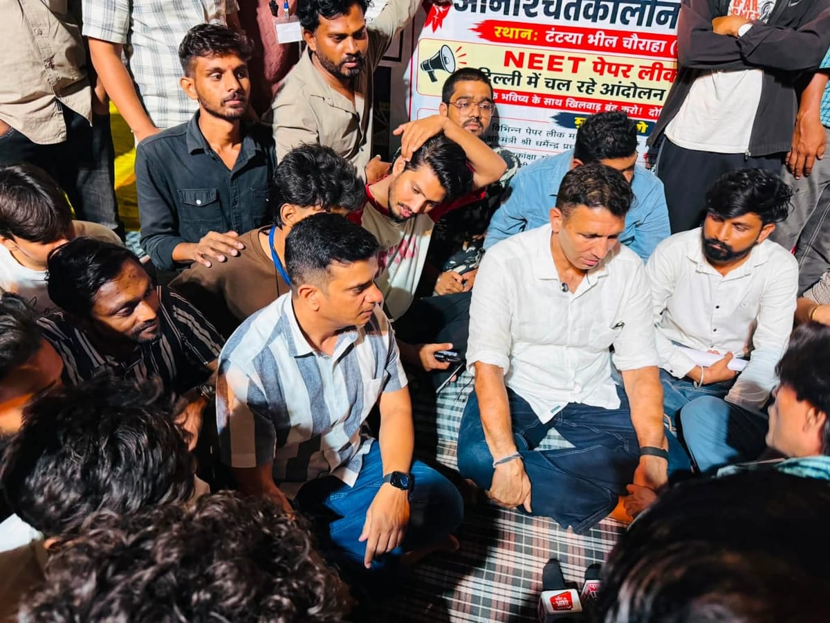 Indore: आधी रात को जीतू पटवारी पहुंचे धरना स्थल पर, छात्रों के साथ खाए सेव परमाल