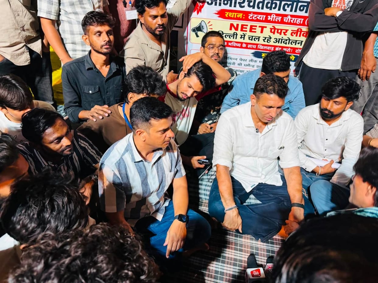 Indore: Jeetu Patwari arrived at the protest site at midnight and ate *sev-parmal* with the students.