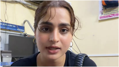 Dhurandhar fame actress Ayesha Khan viral video Detained by mumbai police before protesting