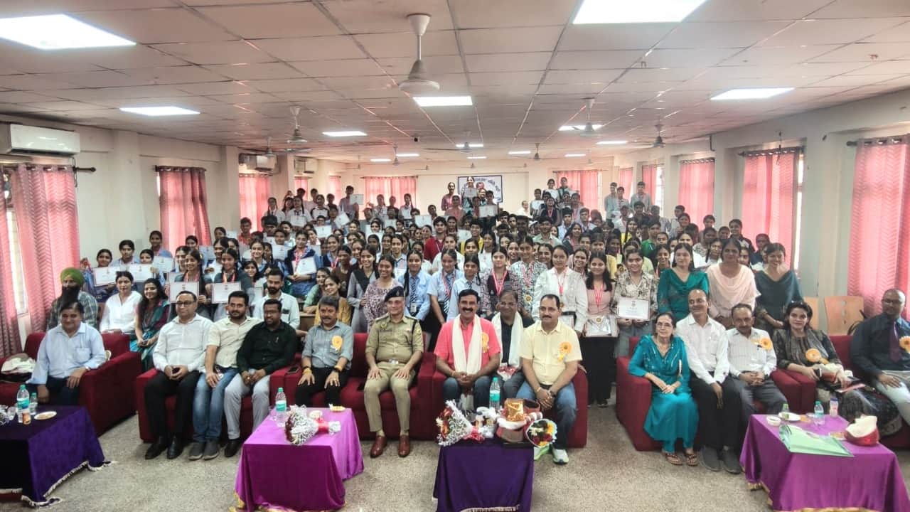भविष्य ज्योति सम्मान पाकर चहके 277 मेधावी।