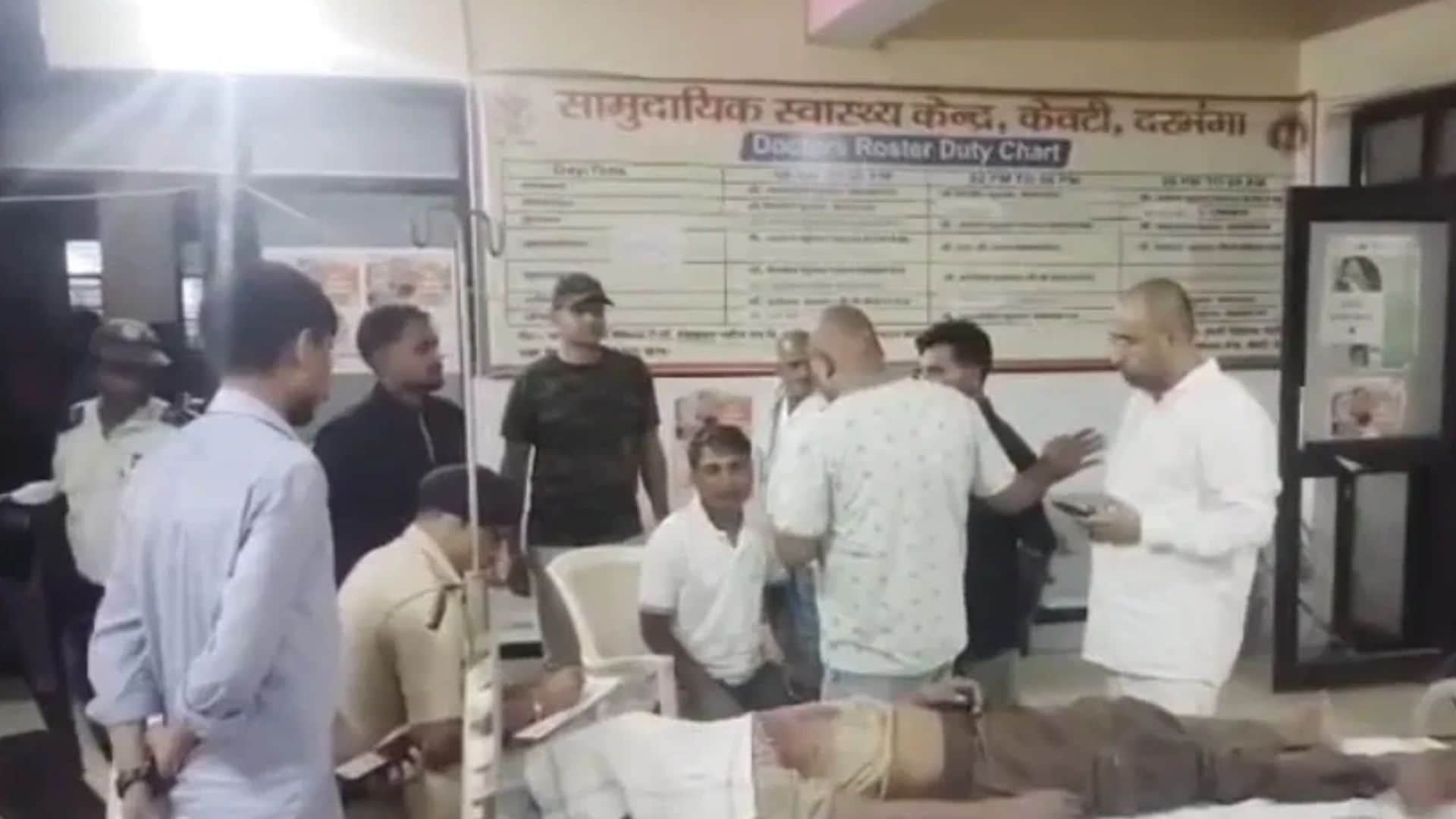 अस्पताल में जमा परिजनों की भीड़