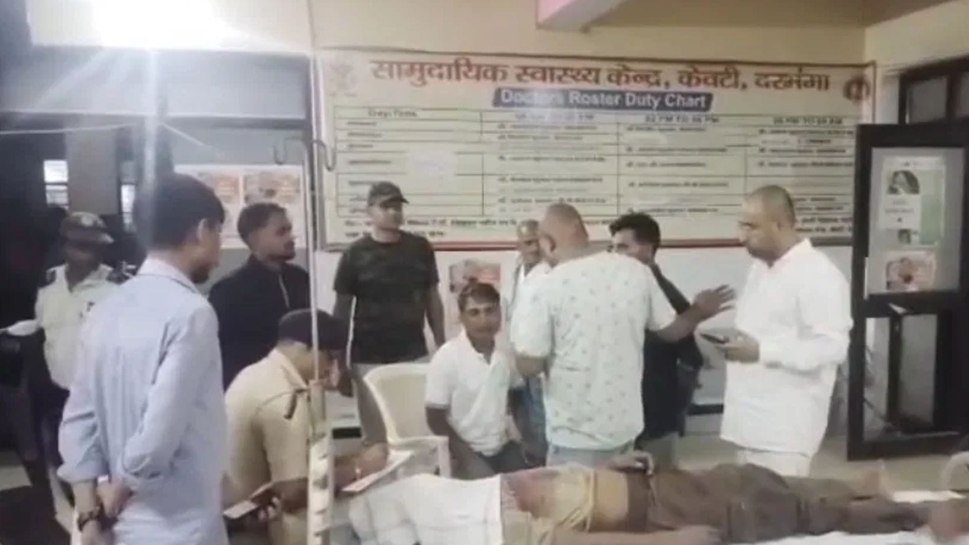 अस्पताल में जमा परिजनों की भीड़