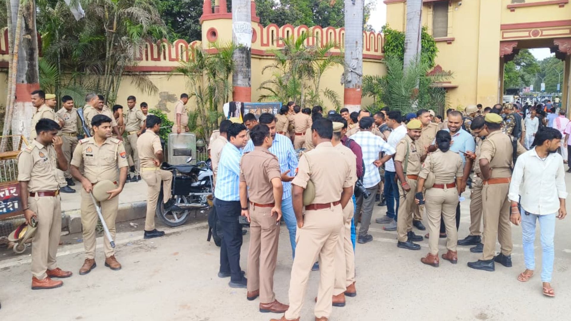 Jantar Mantar controversy in Varanasi youth protest heavy police deployment at BHU and Kashi Vidyapith