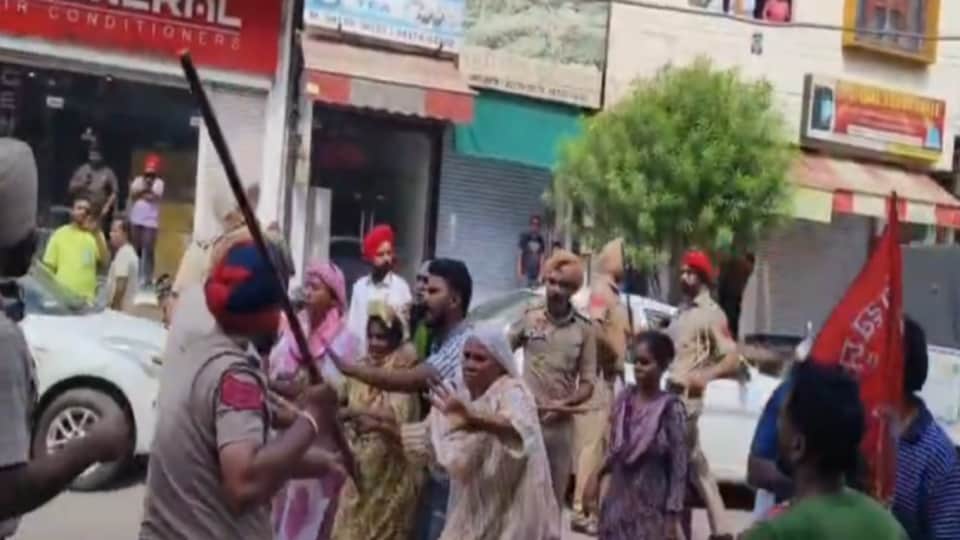 बरनाला में सफाई कर्मचारियों पर लाठीचार्ज