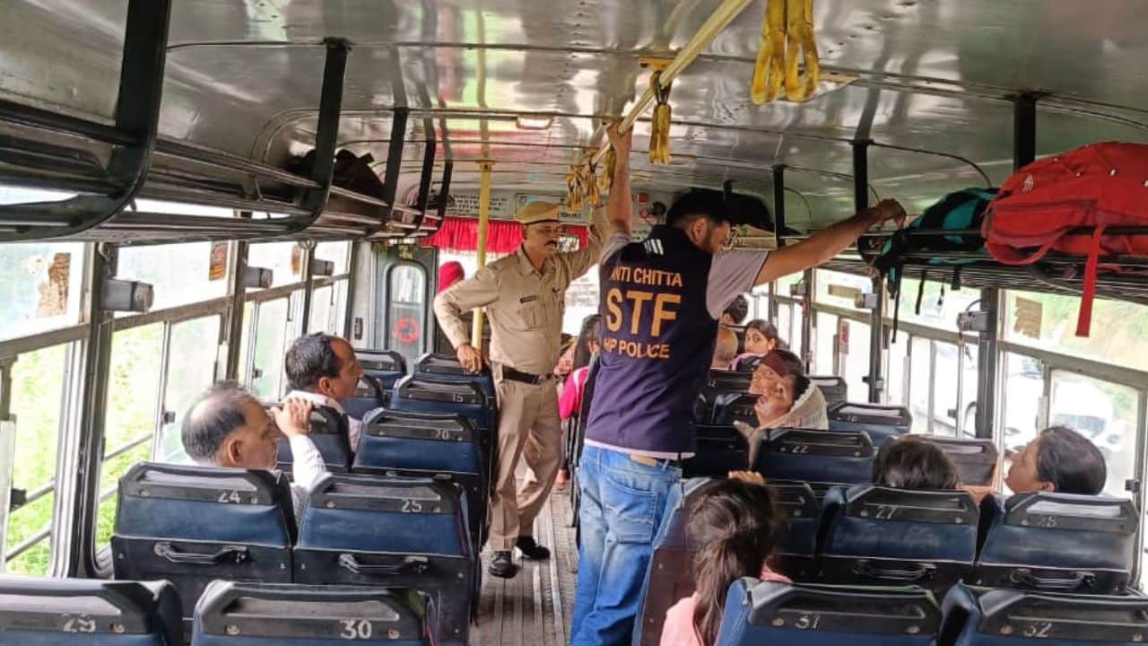 बस की जांच करते हुए STF की टीम।