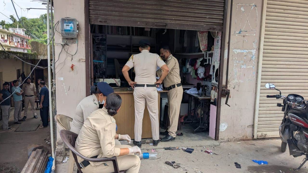 बद्दी के भटोली क्षेत्र में हत्या के मामले की जांच करती पुलिस।