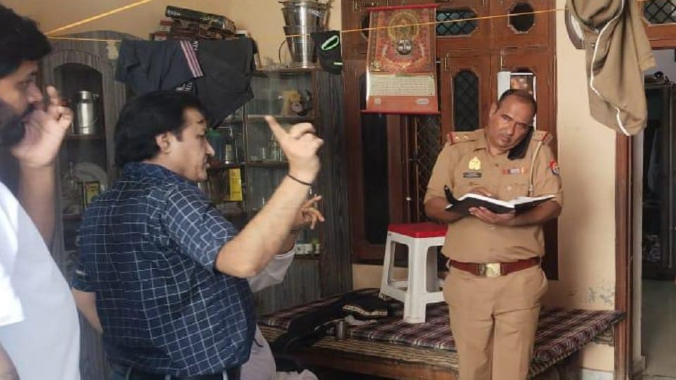 Meerut: Miscreants raid a grocery merchant's house in Hastinapur in broad daylight