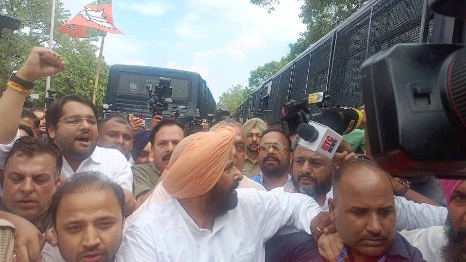 Punjab BJP protest against Congress in chandigarh police set up barricades