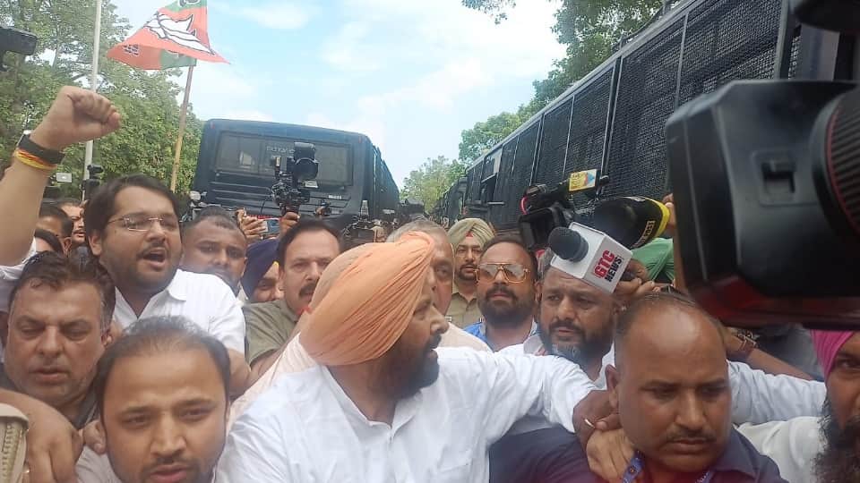 पुलिस ने केवल ढिल्लों को हिरासत में लिया