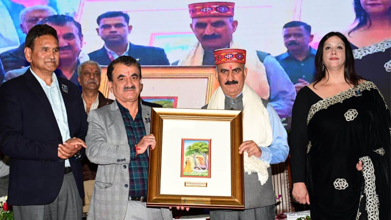 डिजिटल लाइब्रेरी का उद्घाटन करने पहुंचे सीएम सुक्खू।