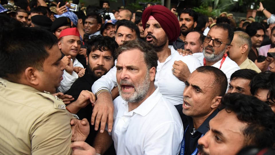 Delhi Protest Political atmosphere shifts upon Rahul Gandhi arrival scuffle breaks out between police leaders