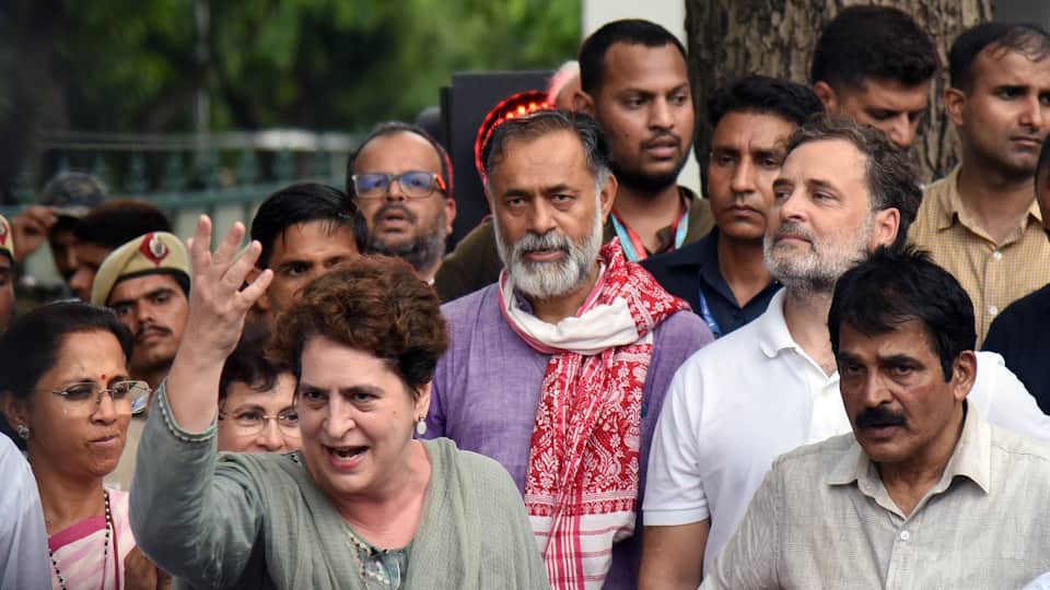 Delhi Protest Political atmosphere shifts upon Rahul Gandhi arrival scuffle breaks out between police leaders