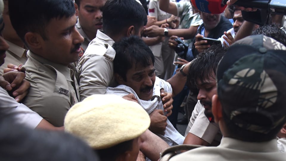 Delhi Protest Political atmosphere shifts upon Rahul Gandhi arrival scuffle breaks out between police leaders
