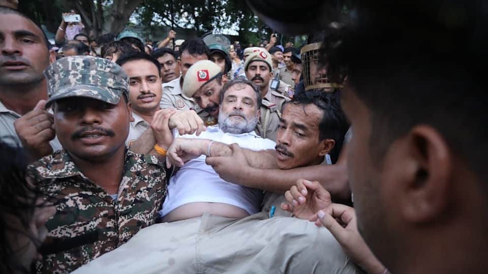Delhi Protest Political atmosphere shifts upon Rahul Gandhi arrival scuffle breaks out between police leaders