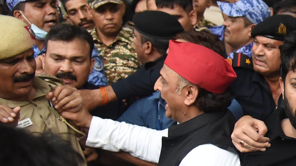 UP: Akhilesh says those who carried out the lathi-charge in plainclothes must be identified; otherwise, it wil