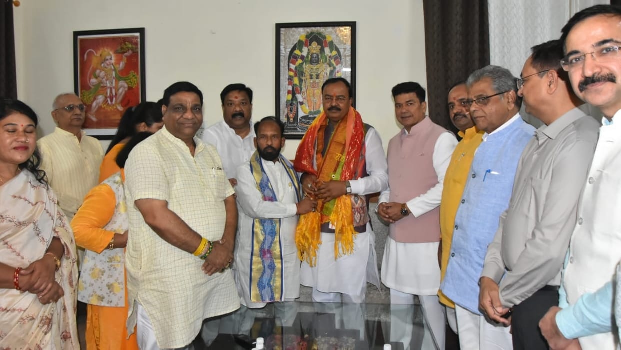Deputy CM Keshav Prasad Maurya arrived at the Circuit House and met with BJP leaders in Bareilly