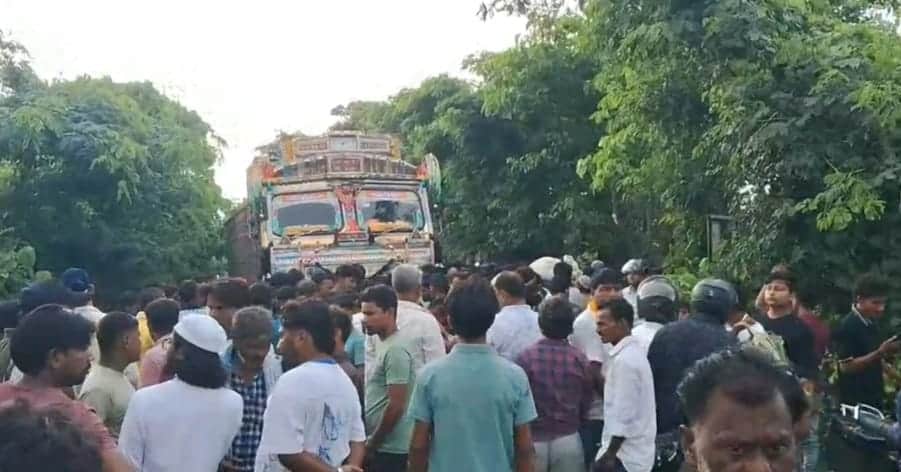 घटनास्थल पर जुटी भीड़