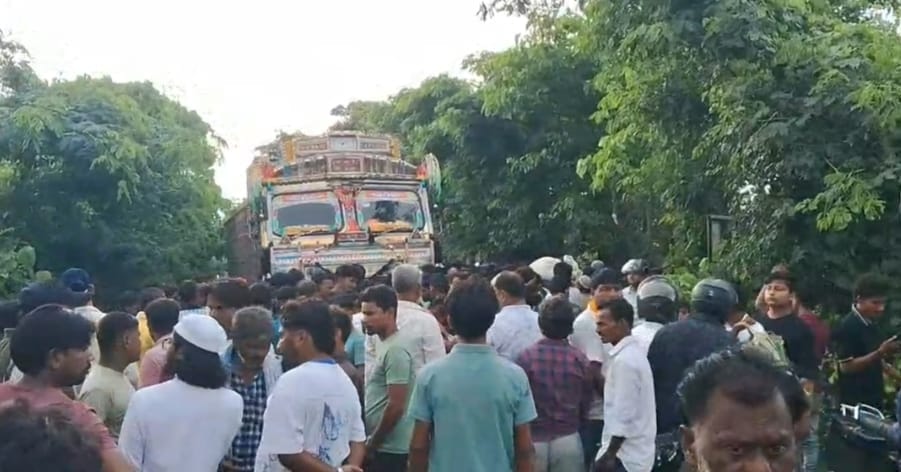 घटनास्थल पर जुटी भीड़