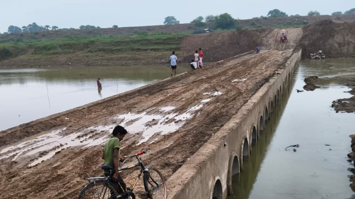 Nalanda news People in Nalanda forced to travel at the risk of their lives due to a diversion.