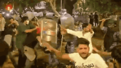 जवान और प्रदर्शनकारियों के बीच झड़प