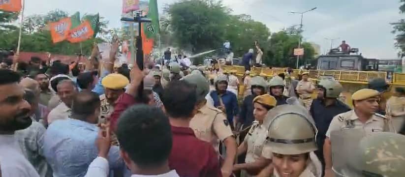 कांग्रेस कार्यलय को घरेने पहुंची बीजेपी