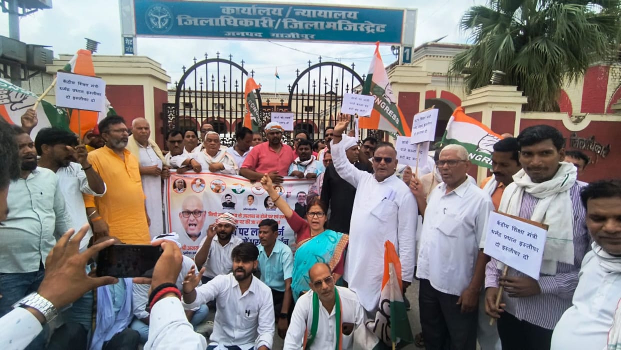 Memorandum submitted to Governor regarding various issues including Congress party protest in ghazipur