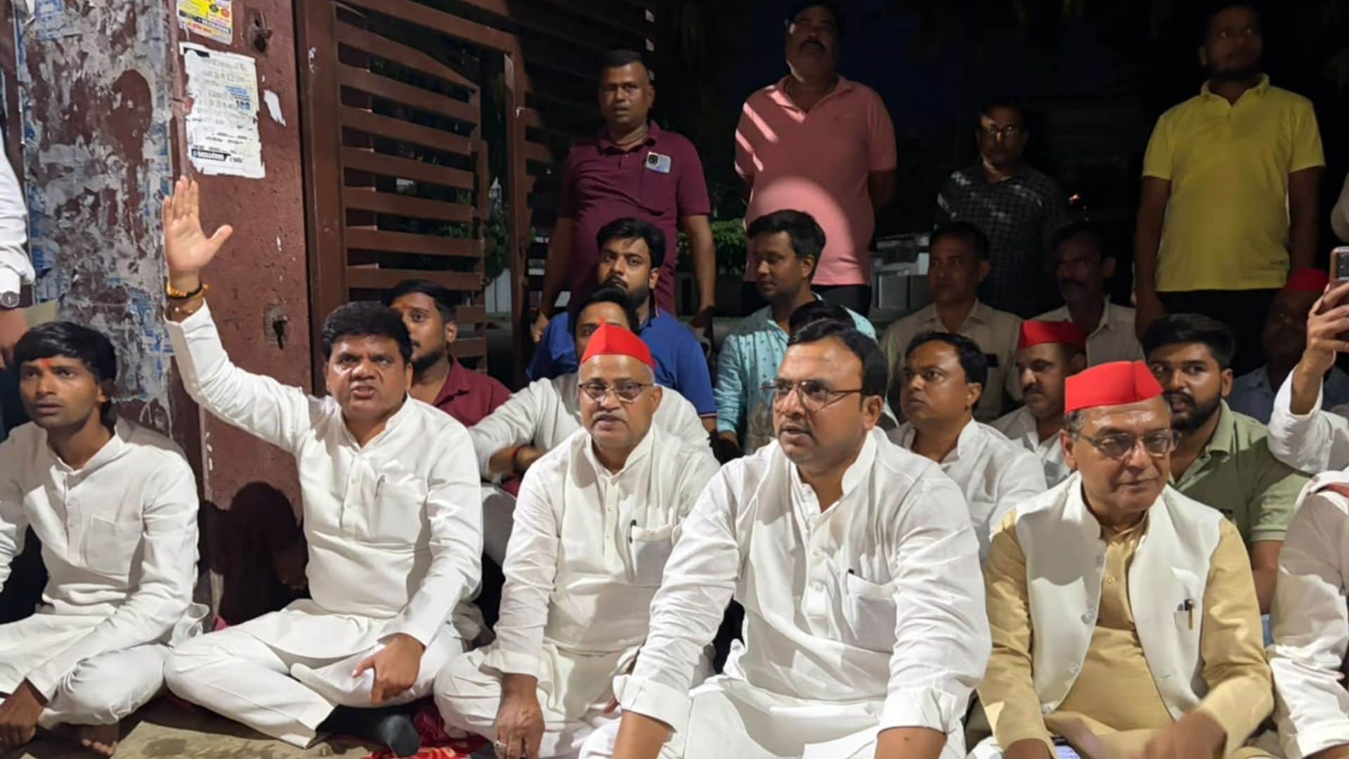 कलेक्ट्रेट के सामने धरने पर बैठे सपा विधायक