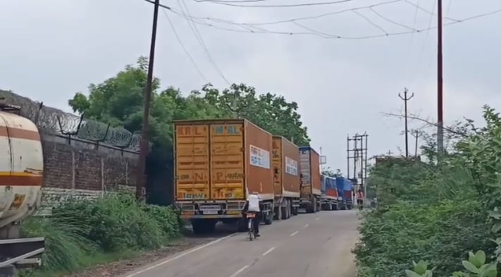 Kanpur Trucks have taken over the Chaubepur Bithoor Road mismanagement is causing traffic jams