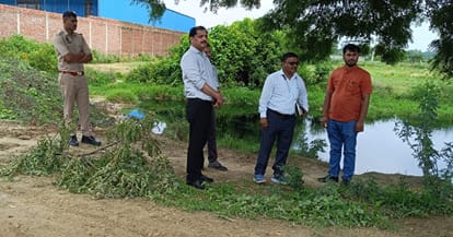 Kanpur Pollution Control Board team from Prayagraj gathered evidence in Purvamir and collected information