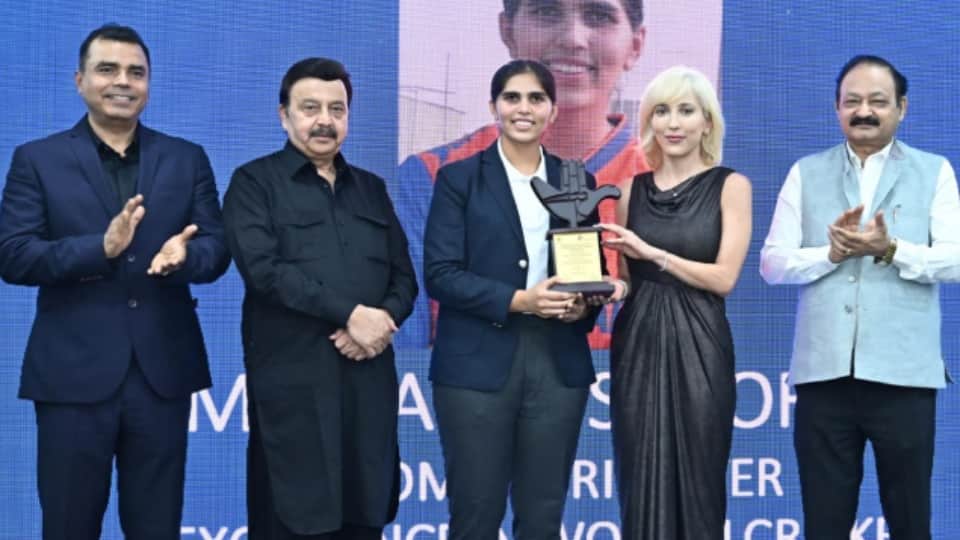 Young cricketer Aditi receives Entrepreneur and Achiever Award.
