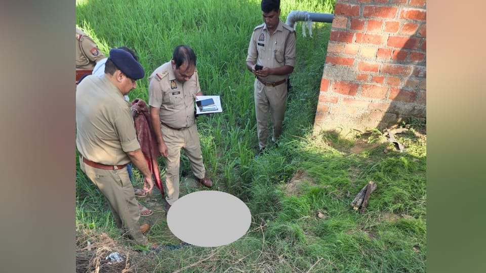 हत्या के बाद मौके पर जांच करती पुलिस।