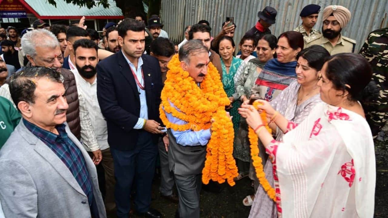 मुख्यमंत्री सुक्खू का स्वागत करते हुए।