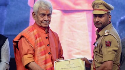 नशा मुक्त अभियान में अहम योगदान देने वालों को सम्मानित करते एलजी मनोज सिन्हा।