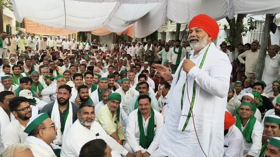 पंचायत में विचार रखते राकेश टिकैत।