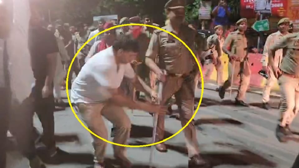 Muzaffarnagar: SP leaders chased a coal trader at Mahavir Chowk and beat him after snatching a police lathi.