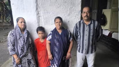 परिजनों के साथ लापता हुई बच्चा।