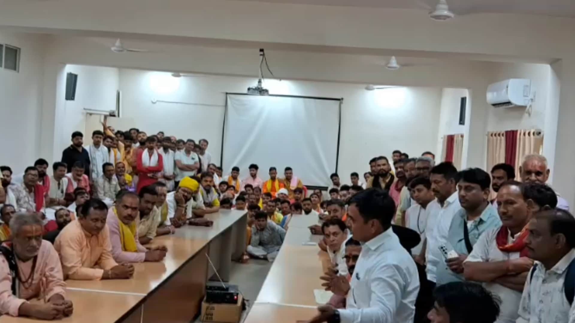 प्रशासन और सर्व ब्राह्मण समाज के प्रतिनिधियों के बीच महत्वपूर्ण बैठक आयोजित की गई।