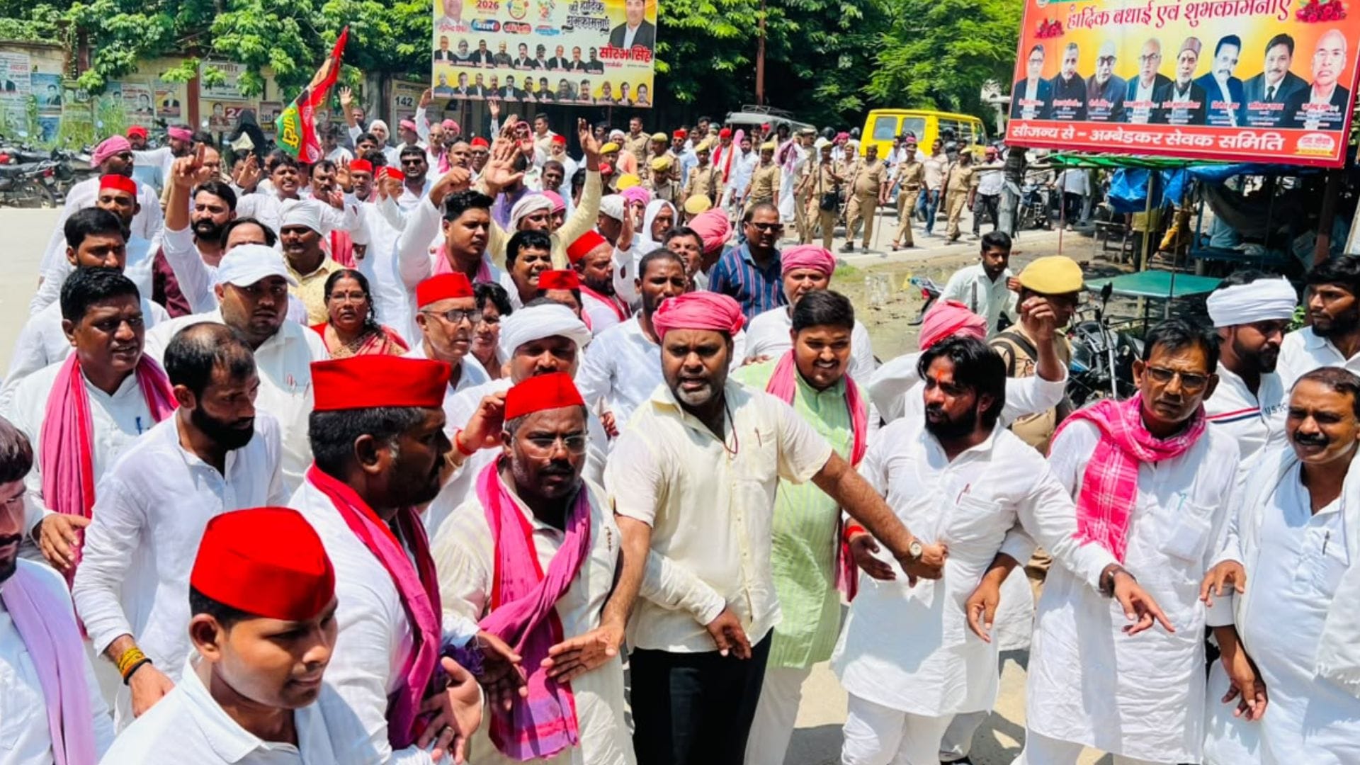 प्रदर्शन करते लोग