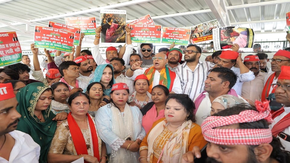 SP workers staged protest in Agra against detention of Akhilesh Yadav