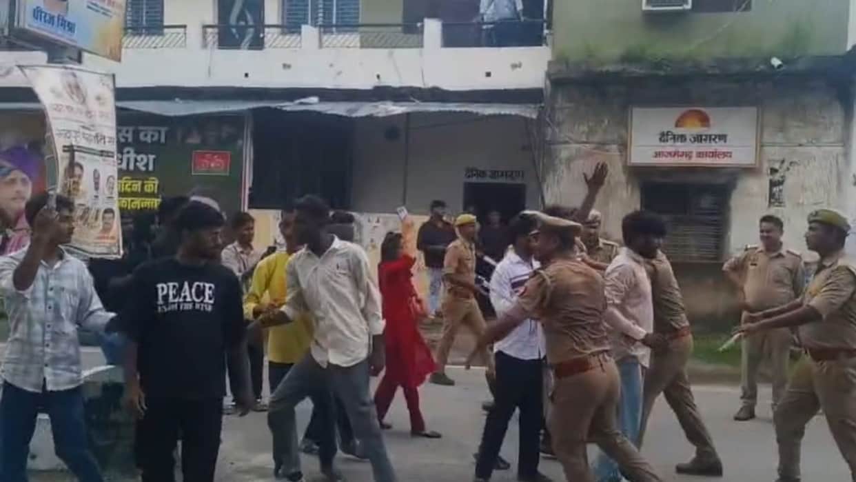 Students protest in Azamgarh against action taken against students at Jantar Mantar in New Delhi